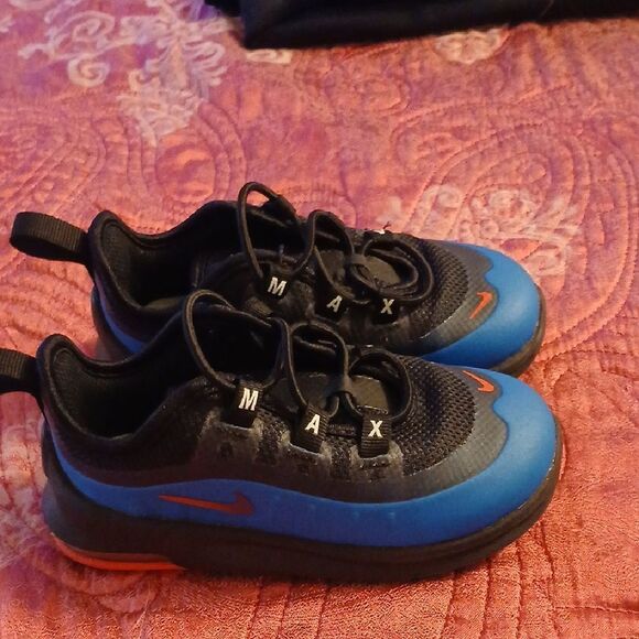 Nike Black and Blue Sneakers Sporty Design - Picture 5 of 7